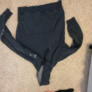 Men’s large under armour hoodie